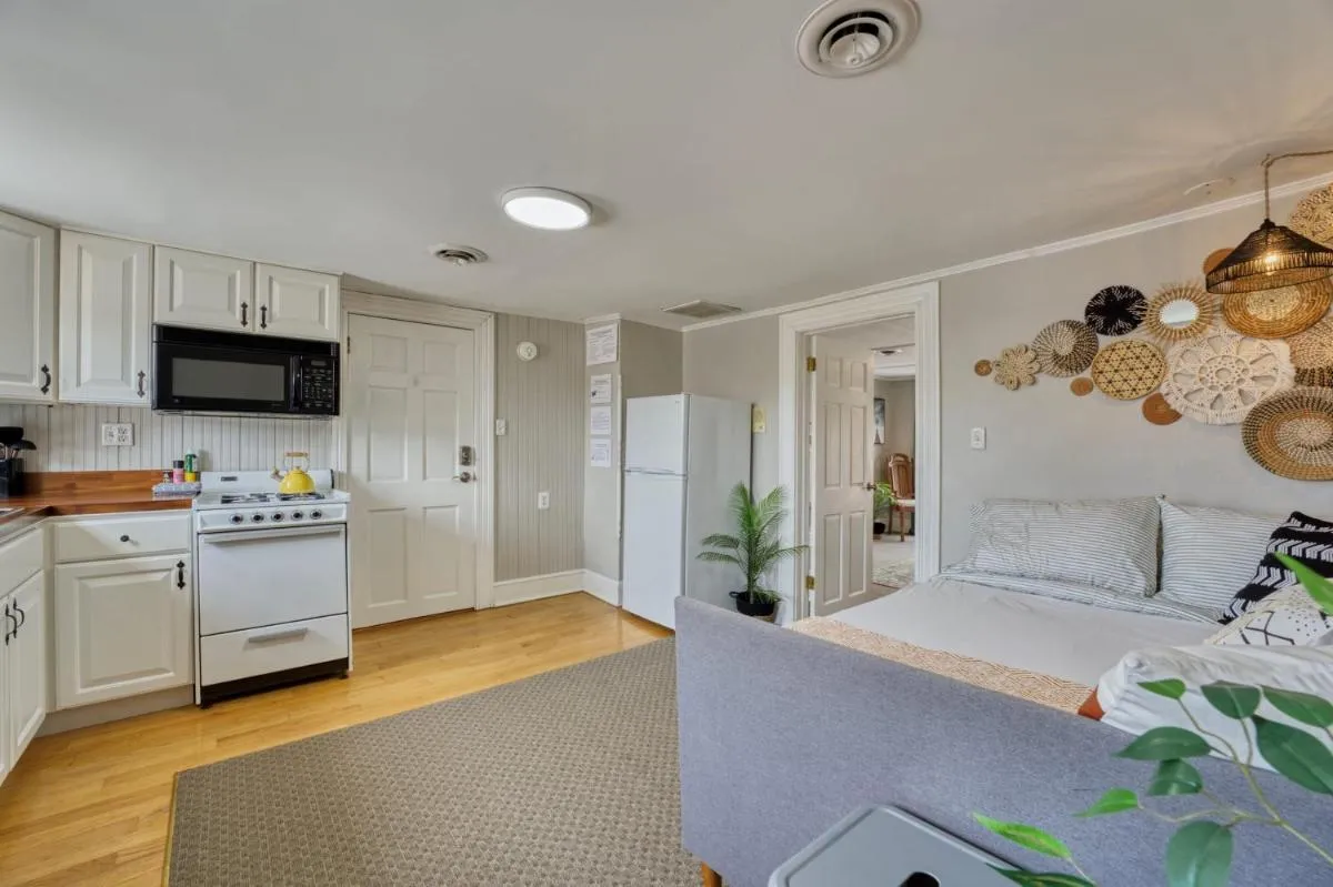 Image 3 of 1 Bedroom Treetop Apartment on Capitol Hill!
