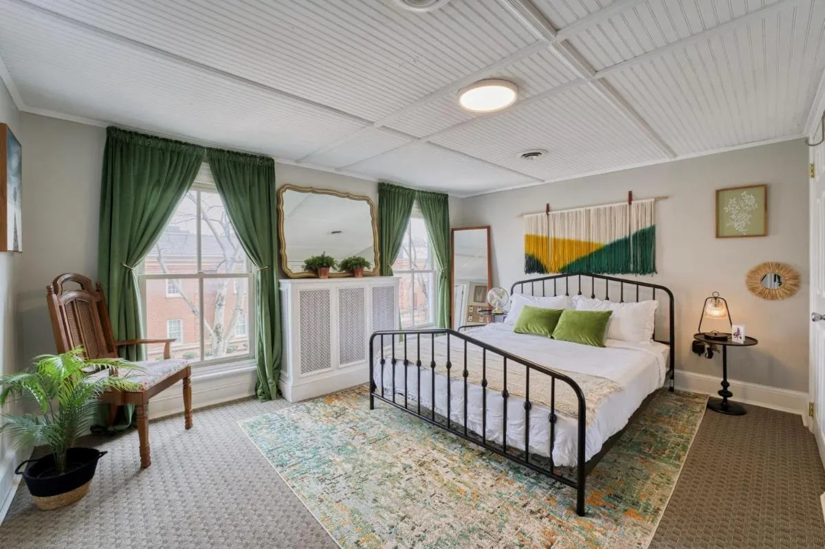 Image 1 of 1 Bedroom Treetop Apartment on Capitol Hill!