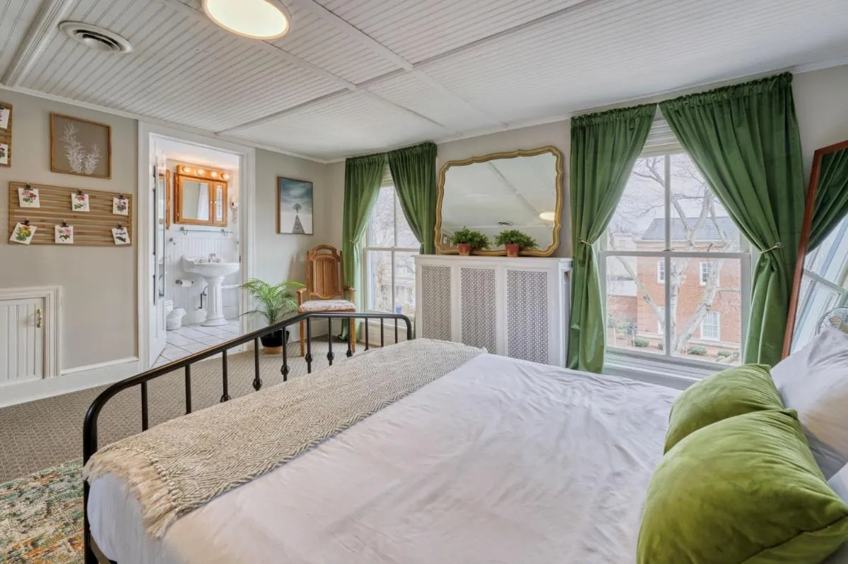 Image 6 of 1 Bedroom Treetop Apartment on Capitol Hill!