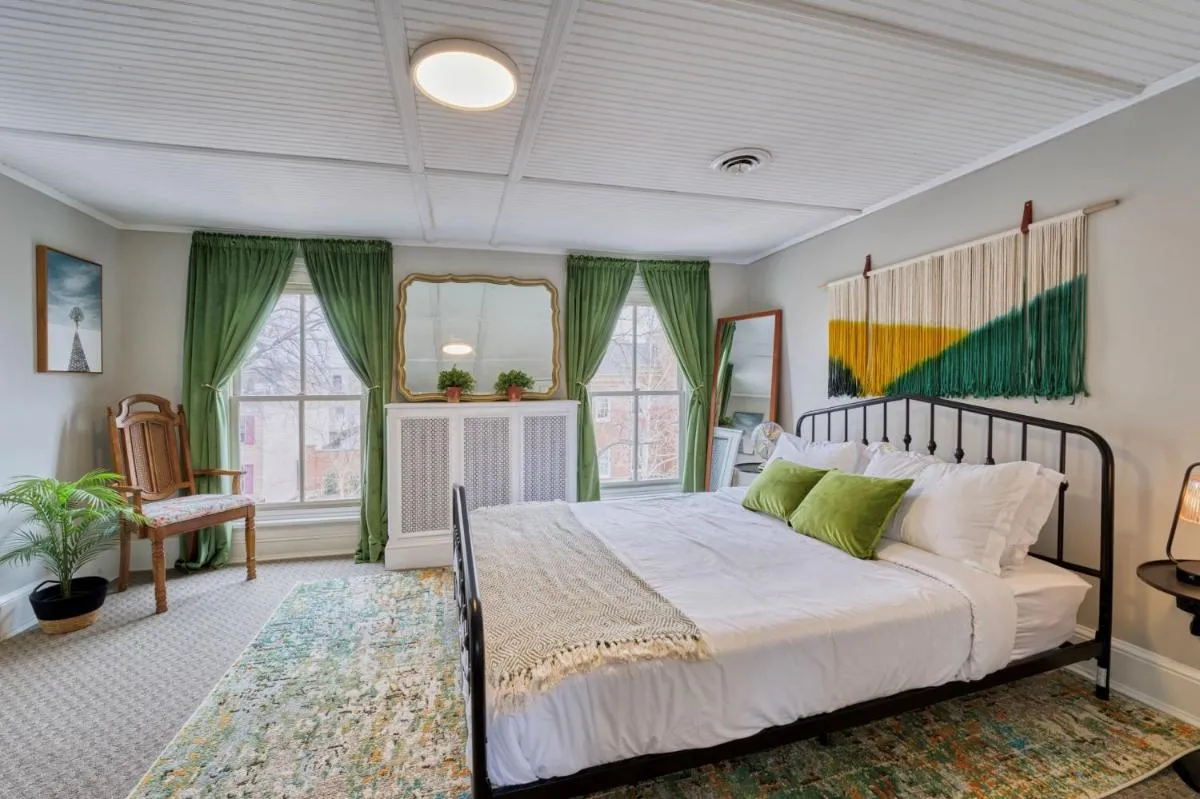 Image 4 of 1 Bedroom Treetop Apartment on Capitol Hill!