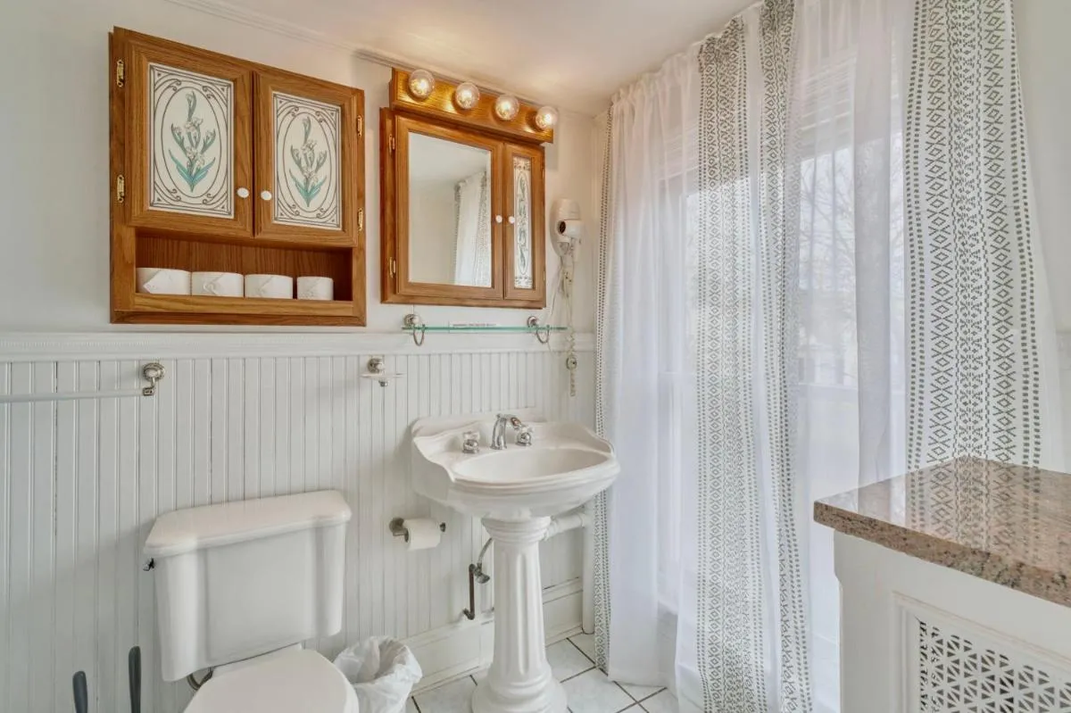 Image 2 of 1 Bedroom Treetop Apartment on Capitol Hill!