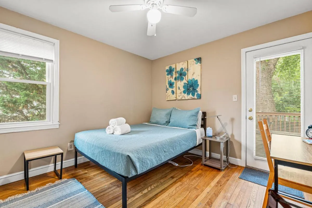 Image 1 of 2 Bed Townhouse: Minutes from DCA-National Airport