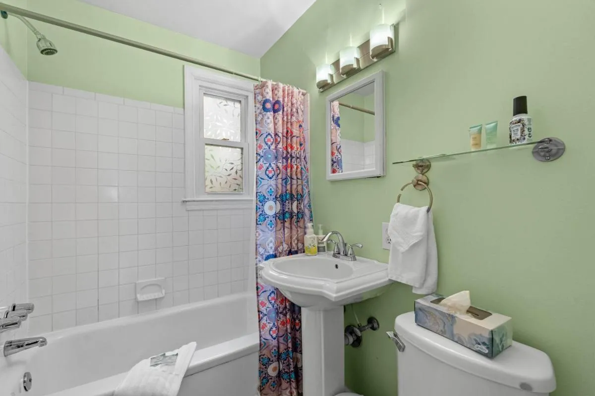 Image 2 of 2 Bed Townhouse: Minutes from DCA-National Airport