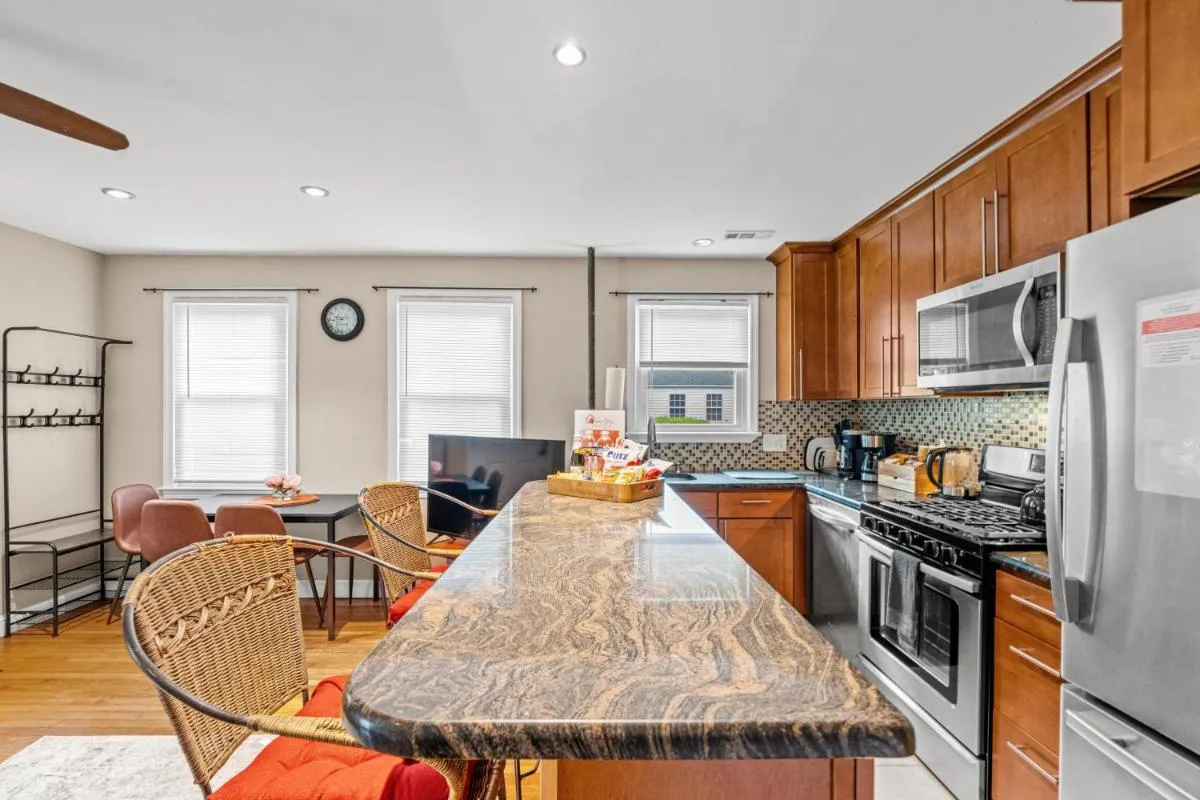 Image 3 of 2 Bed Townhouse: Minutes from DCA-National Airport