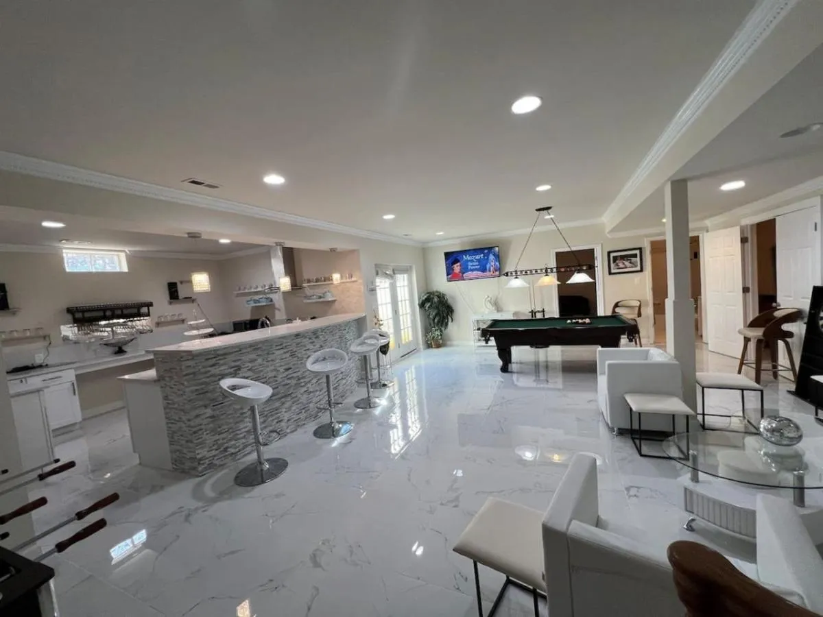 Image 4 of 372 Luxurious 3BR Home
