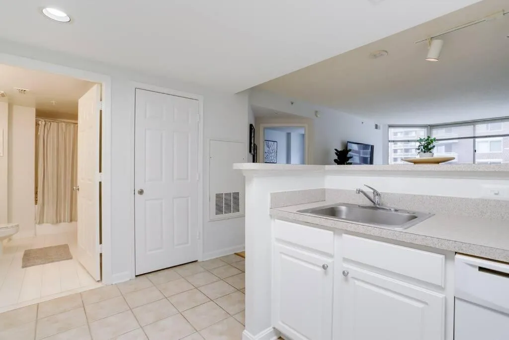 Image 2 of Amazing 1 Bedroom Condo At Ballston place with Gym