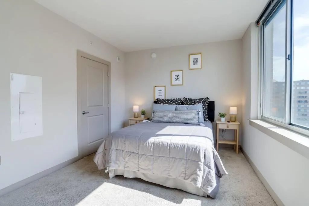 Image 1 of Amazing 2BR Apartment at Crystal City