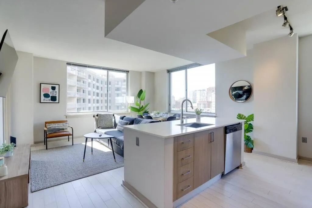 Image 2 of Amazing 2BR Apartment at Crystal City