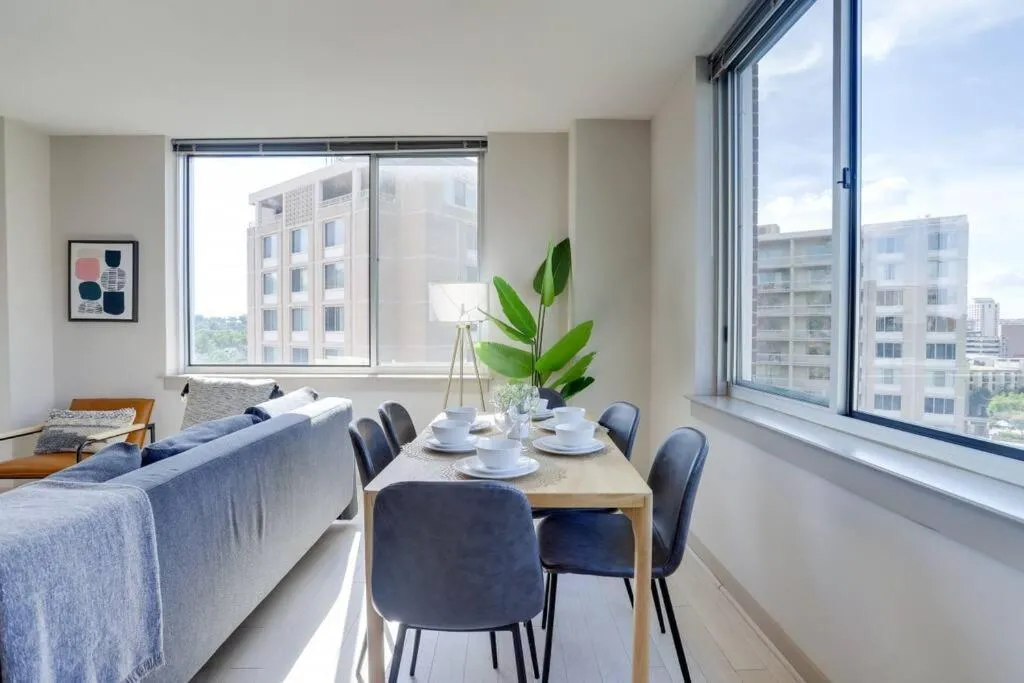 Image 4 of Amazing 2BR Apartment at Crystal City