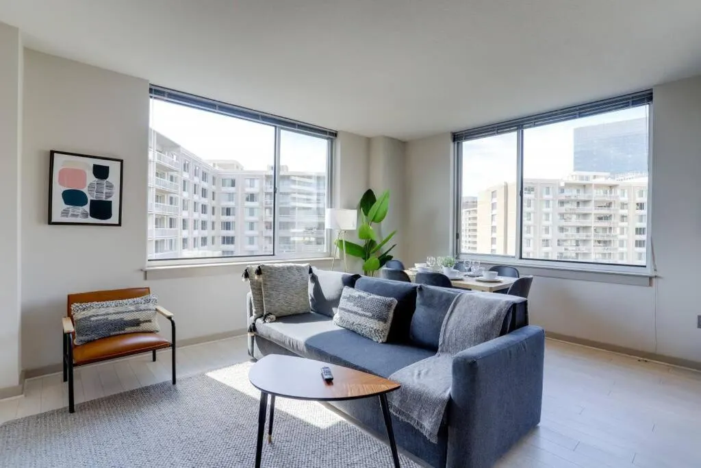 Image 3 of Amazing 2BR Apartment at Crystal City