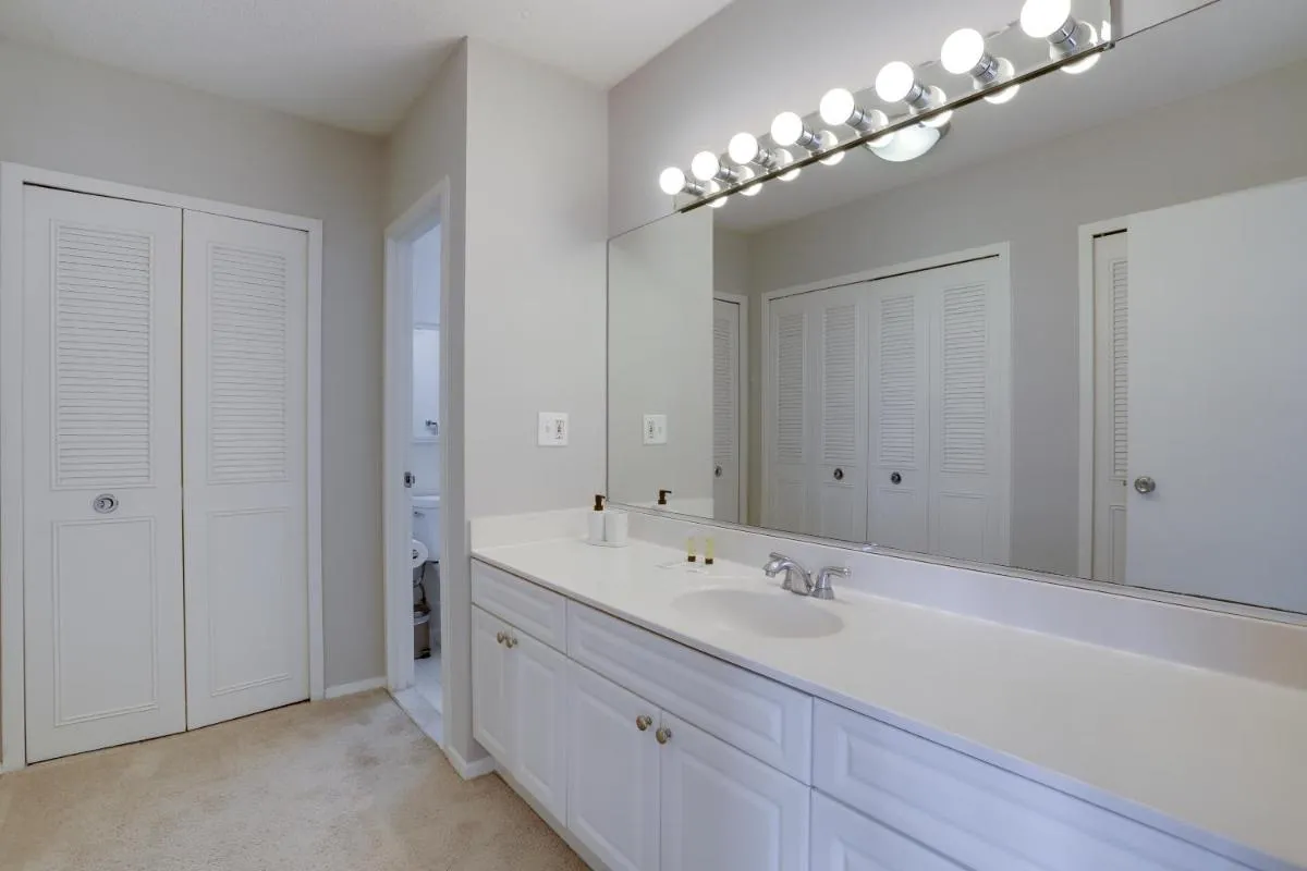 Image 2 of Amazing 2 BR Apt + Den @Crystal City With Gym