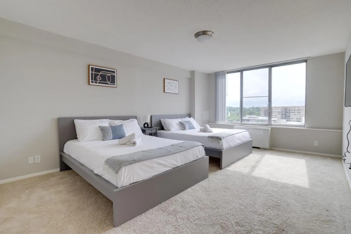 Image 1 of Amazing 2 BR Apt + Den @Crystal City With Gym
