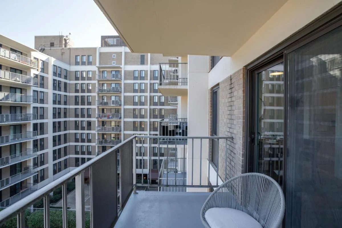 Image 5 of Amazing studio front the Barton Park at Clarendon