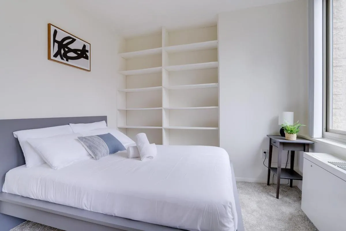 Image 4 of Awesome 1 BR Apt + Den At Crystal City With Gym