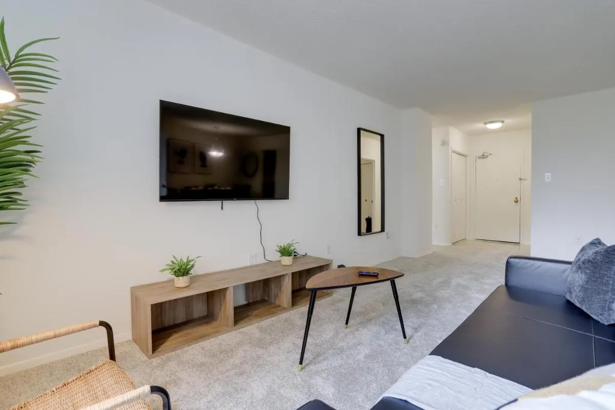 Image 3 of Awesome 1 BR Apt + Den At Crystal City With Gym