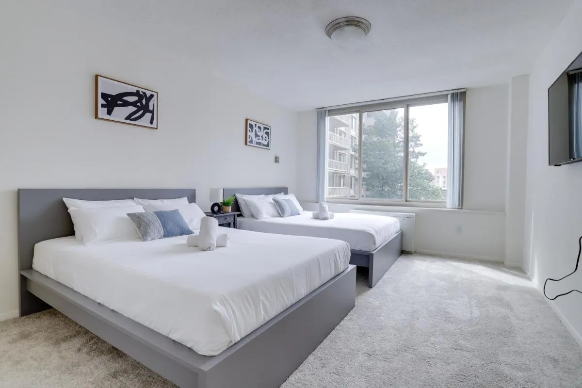 Image 1 of Awesome 1 BR Apt + Den At Crystal City With Gym