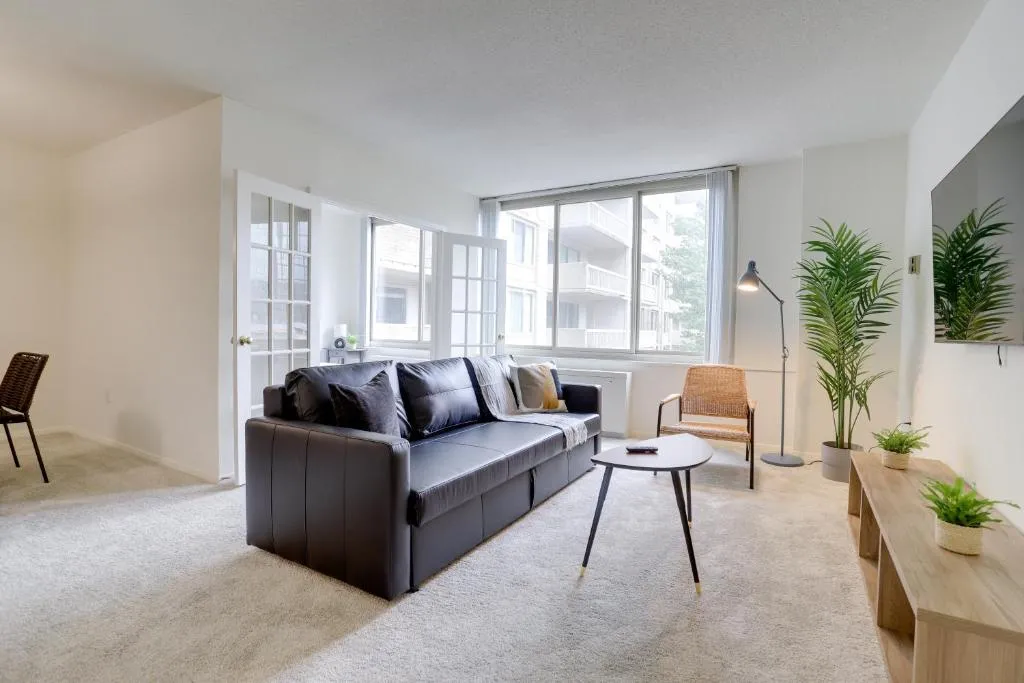 Image of Awesome 1 BR Apt + Den At Crystal City With Gym