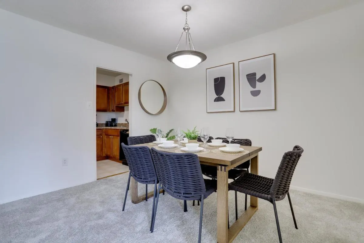 Image 2 of Awesome 1 BR Apt + Den At Crystal City With Gym