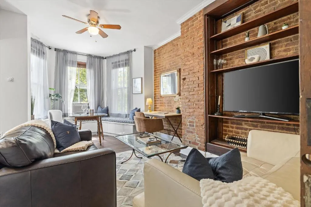 Image of Beautiful 1-BR Flat Nestled Between Dupont & Logan