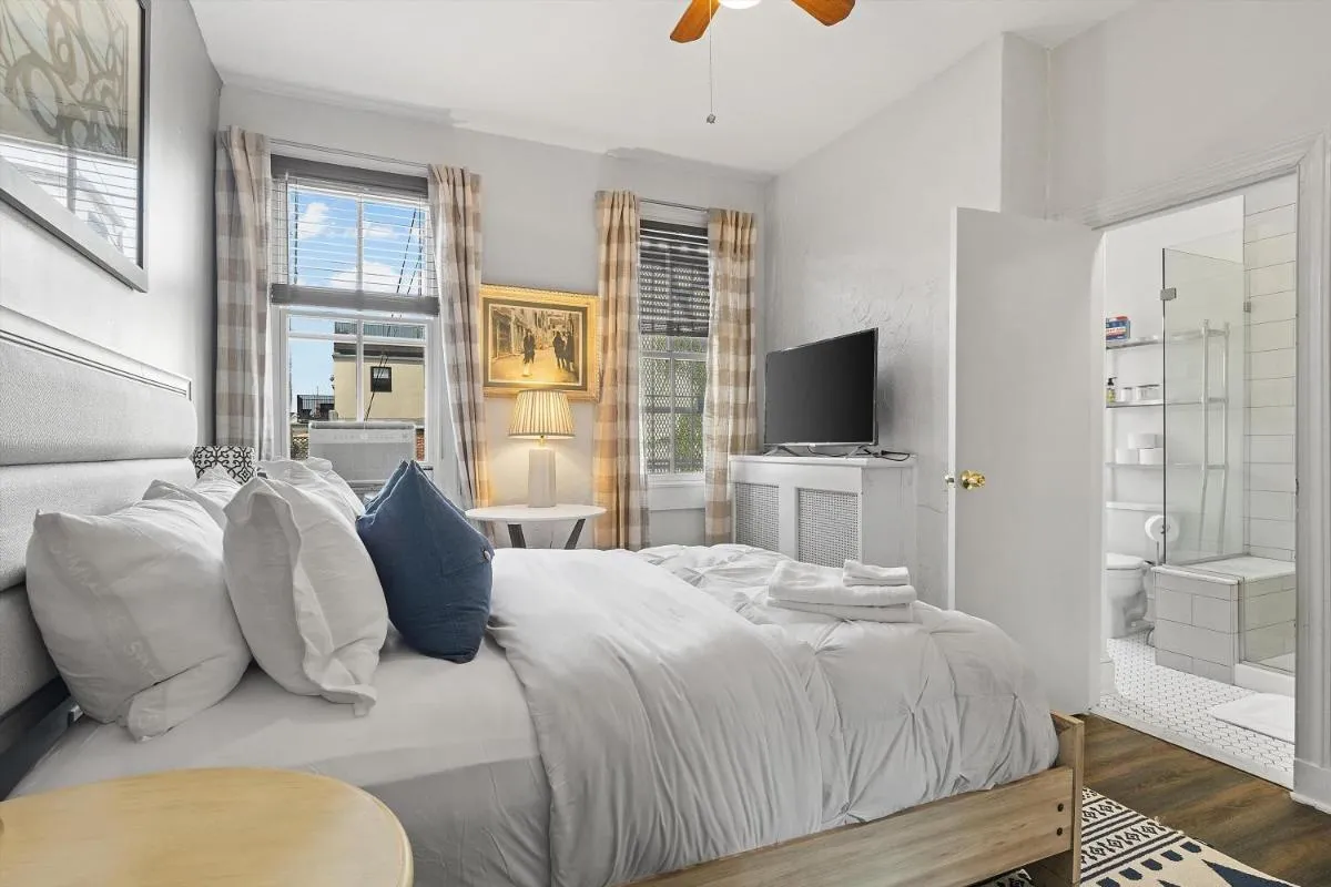 Image 3 of Beautiful 1-BR Flat Nestled Between Dupont & Logan