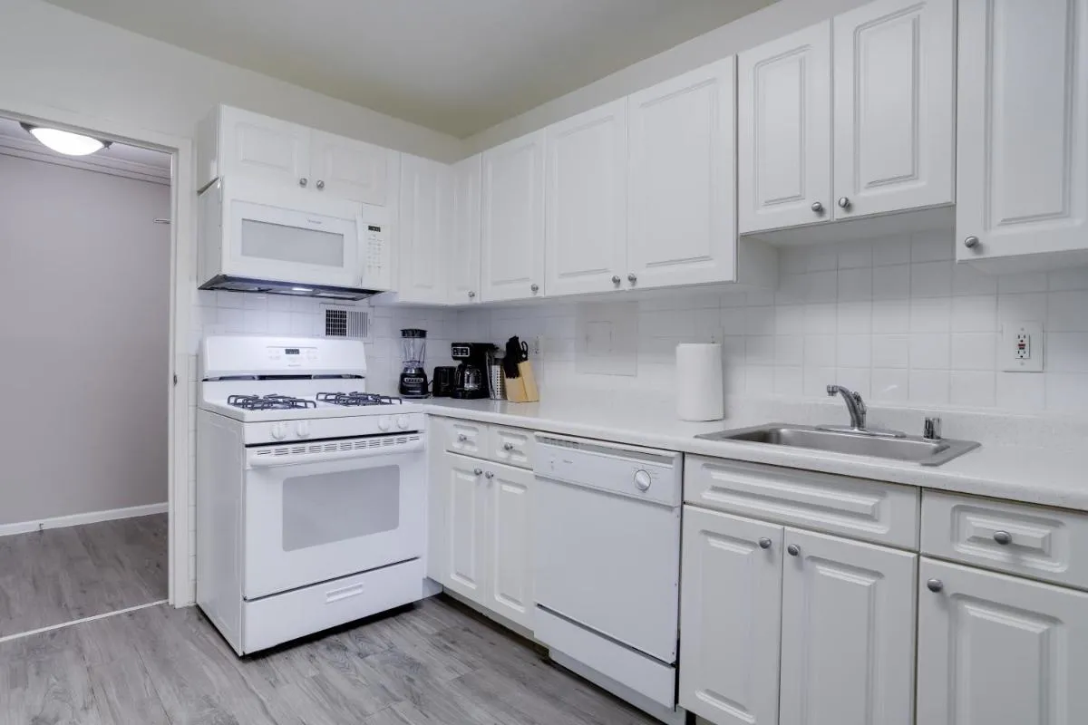 Image 4 of Beautiful 2 BR Apt At Crystal City With Gym