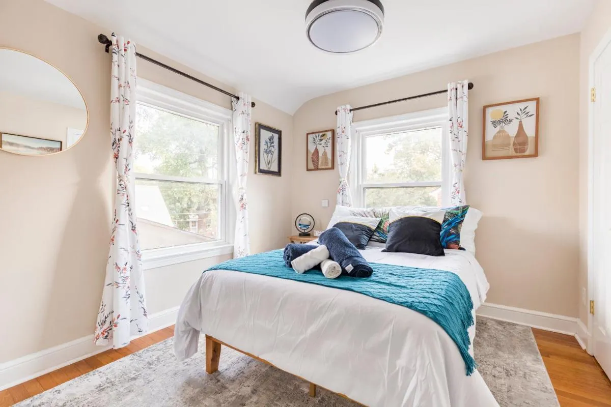 Image 1 of Beautiful House 9 Beds King Bed 3 Baths Family Friendly
