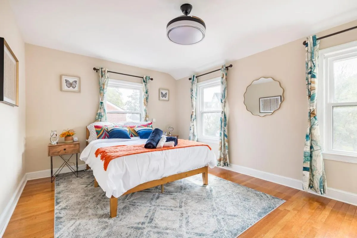 Image 2 of Beautiful House 9 Beds King Bed 3 Baths Family Friendly