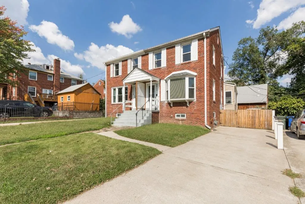 Image of Beautiful House 9 Beds King Bed 3 Baths Family Friendly