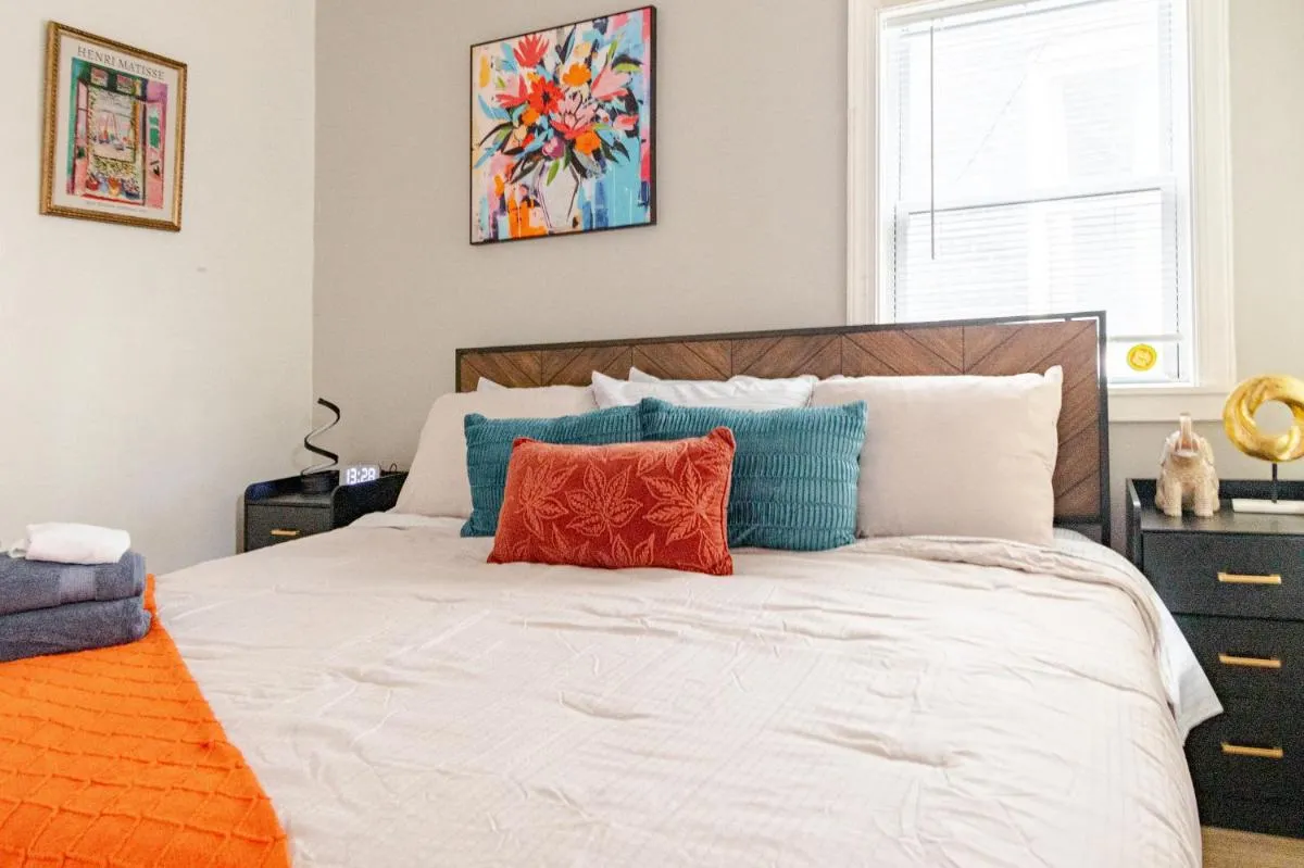 Image 1 of Bright & Cozy 2 Bedroom, 1 Bath, 2 Miles from White House