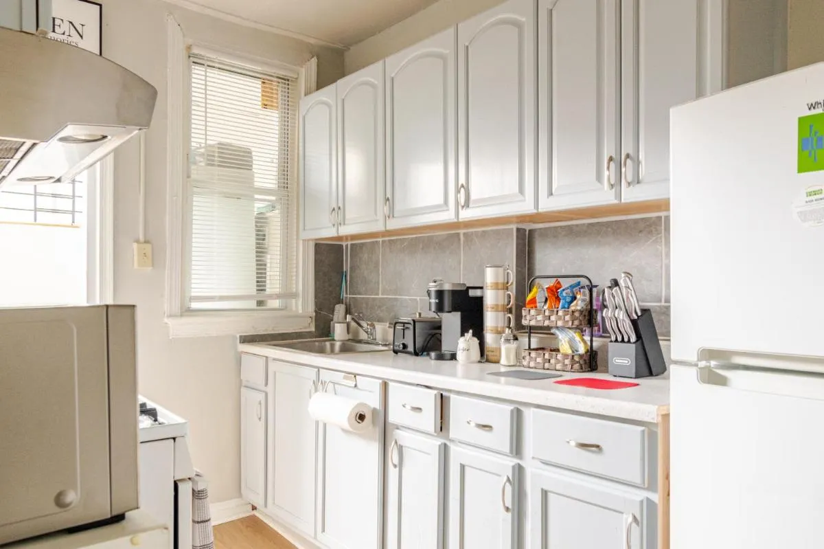 Image 4 of Bright & Cozy 2 Bedroom, 1 Bath, 2 Miles from White House