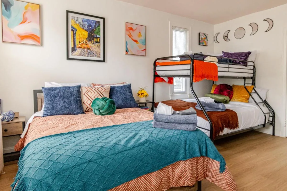 Image 2 of Bright & Cozy 2 Bedroom, 1 Bath, 2 Miles from White House