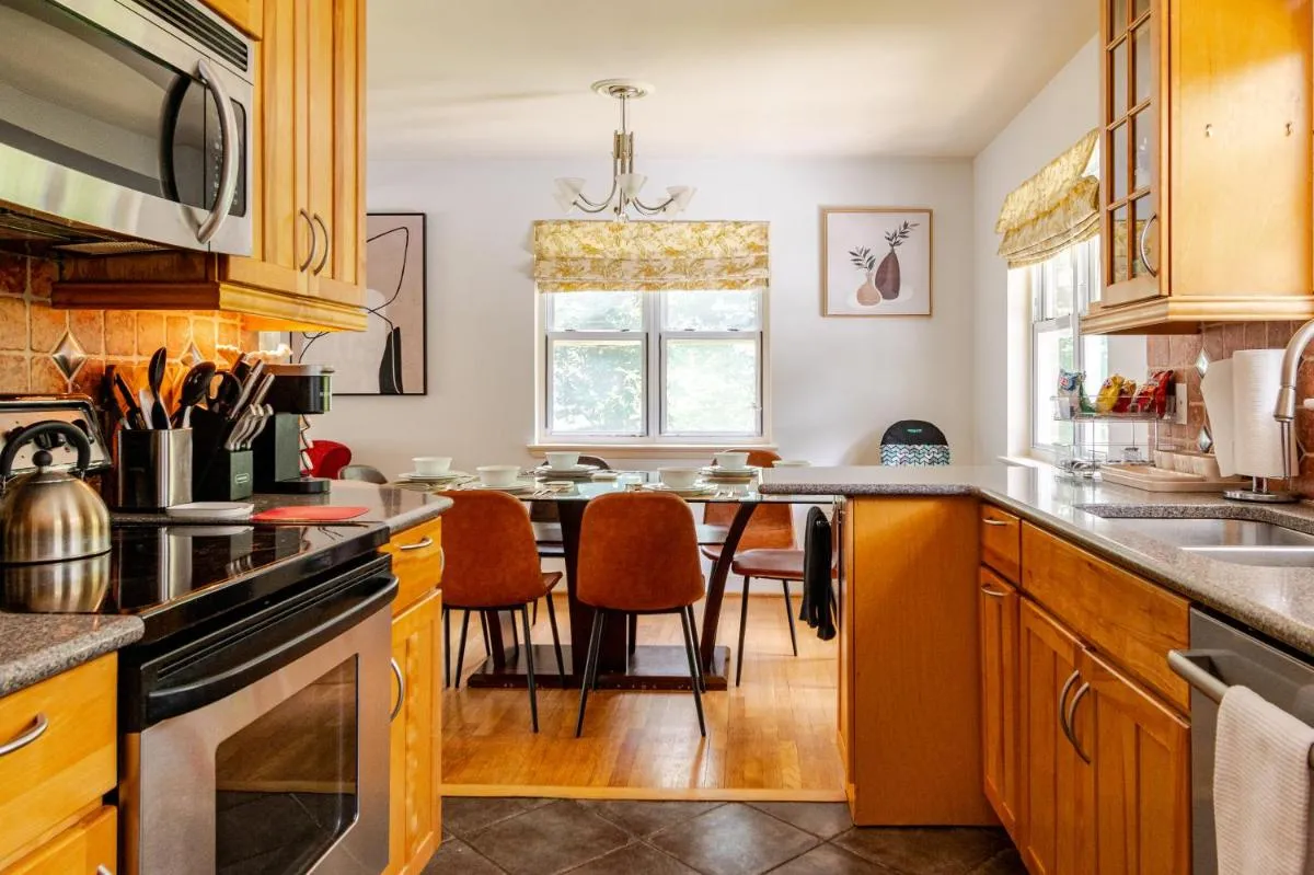 Image 3 of Charming & Elegant 4 Bedroom House at the Heart of Arlington!