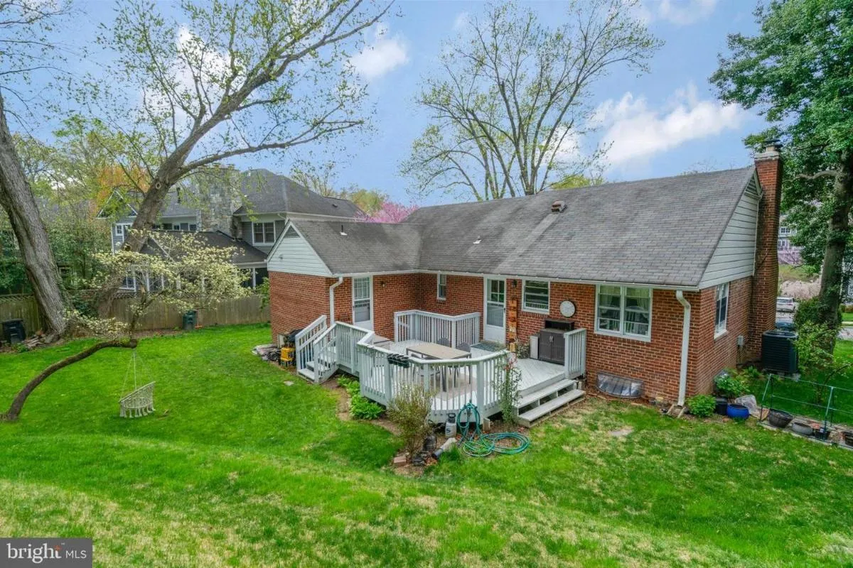 Image 5 of Charming & Elegant 4 Bedroom House at the Heart of Arlington!