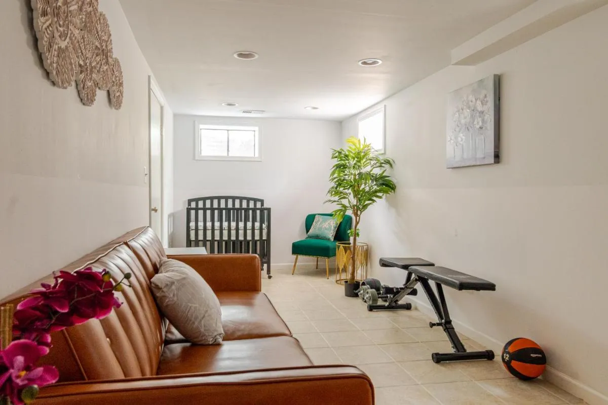 Image 4 of Charming & Elegant 4 Bedroom House at the Heart of Arlington!