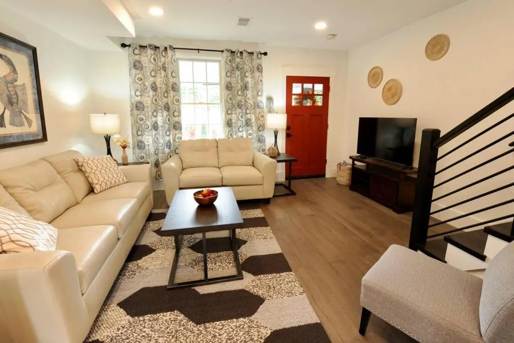 Image of Cherry Blossom Townhouse, Easy DC Access