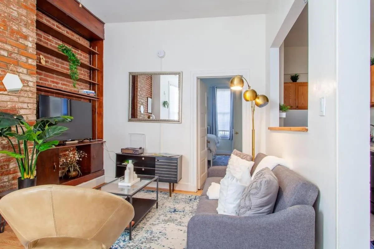 Image 2 of Classy 1-BR Flat Nestled Between Dupont & Logan