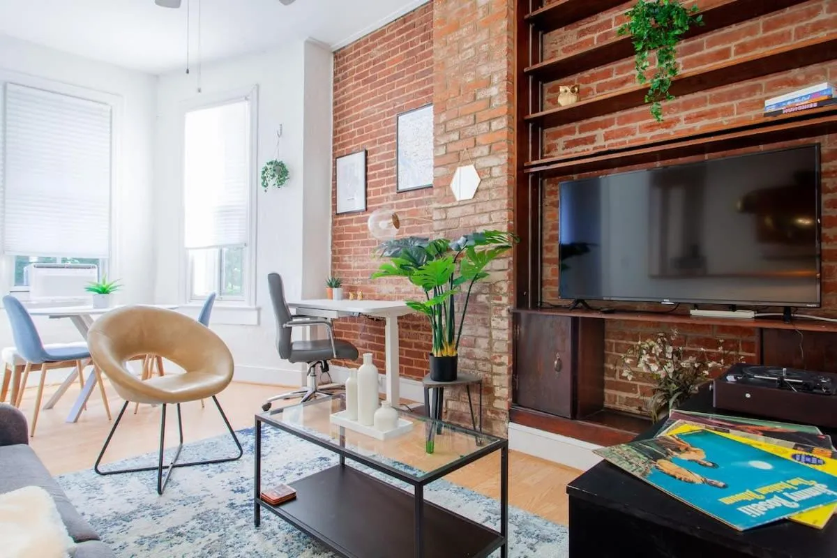 Image 3 of Classy 1-BR Flat Nestled Between Dupont & Logan