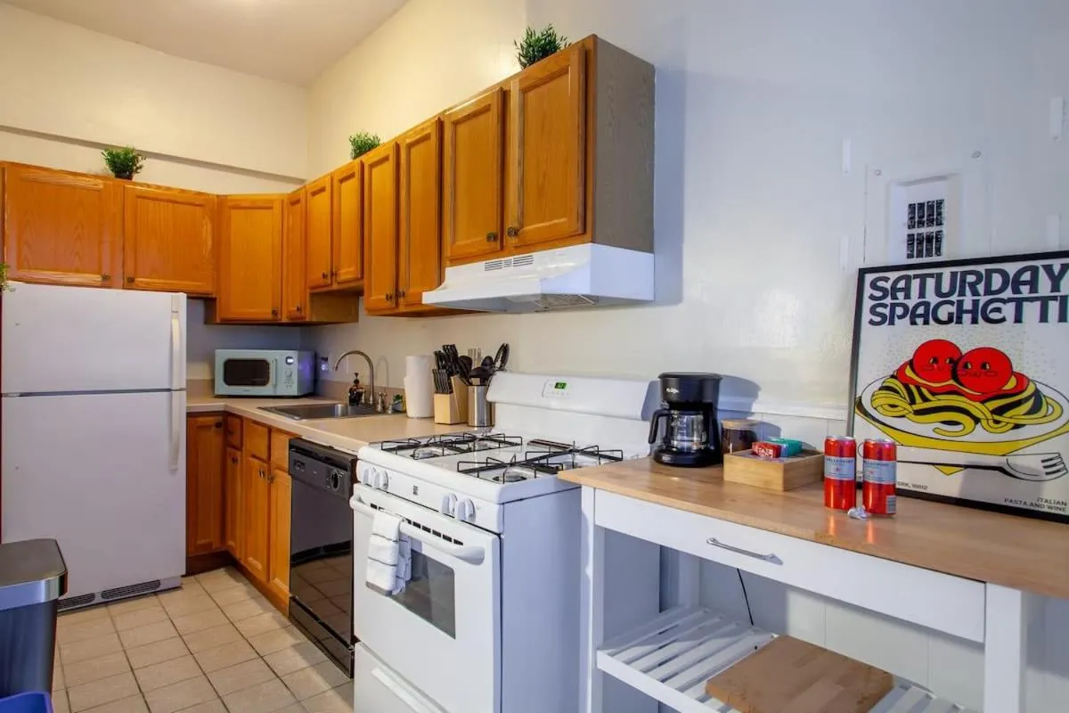 Image 4 of Classy 1-BR Flat Nestled Between Dupont & Logan