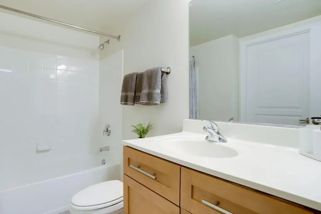Image 2 of Condo with Gym and Pool in Pentagon City 8min to DCA