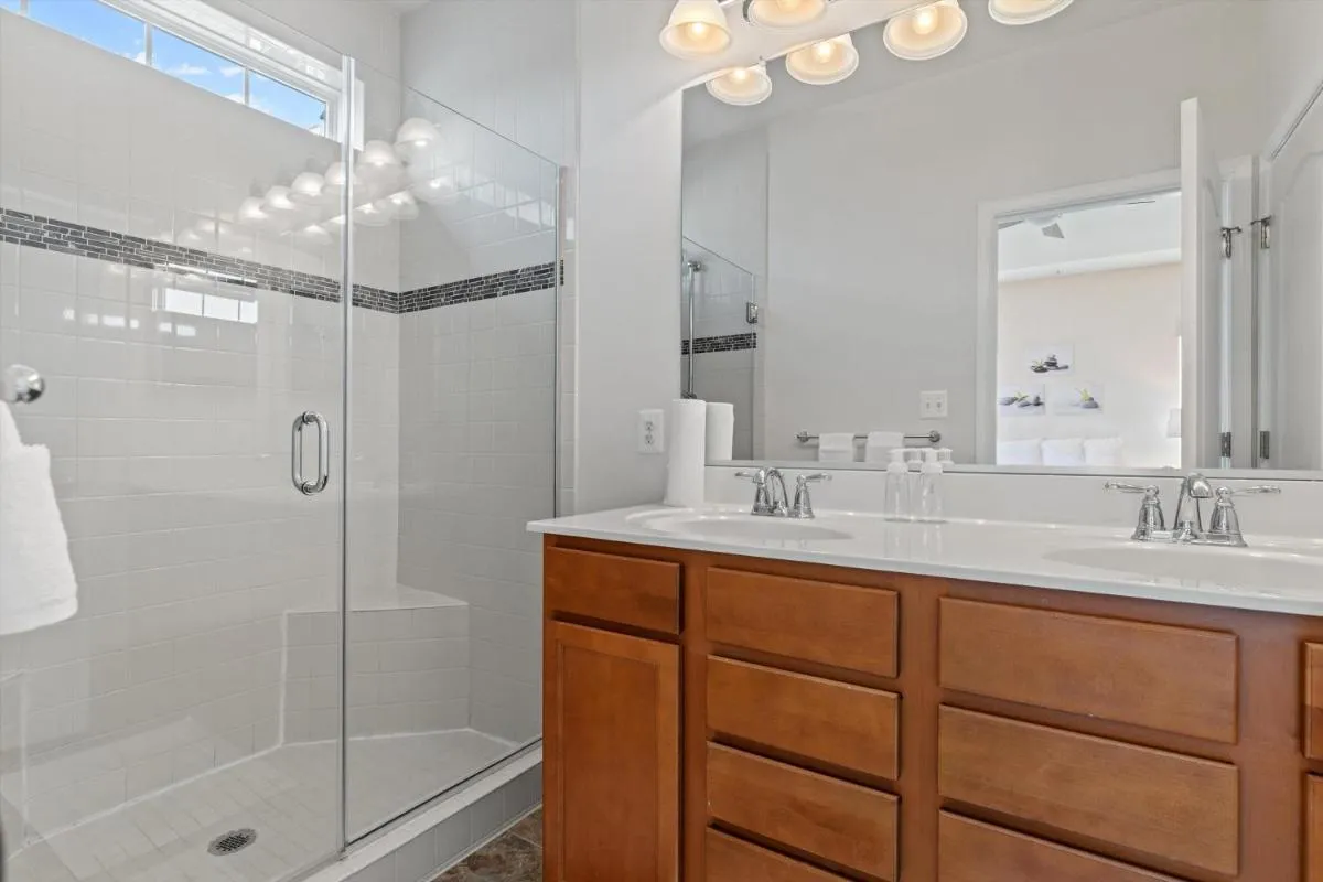Image 2 of Convenience at a Great Value 4-BR DC Homestay
