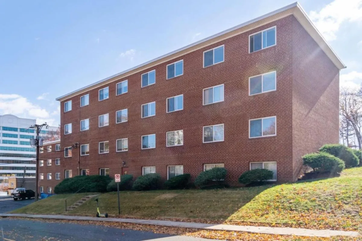 Image 5 of Crystal City Boutique Flats 2BR – Free Parking 2878
