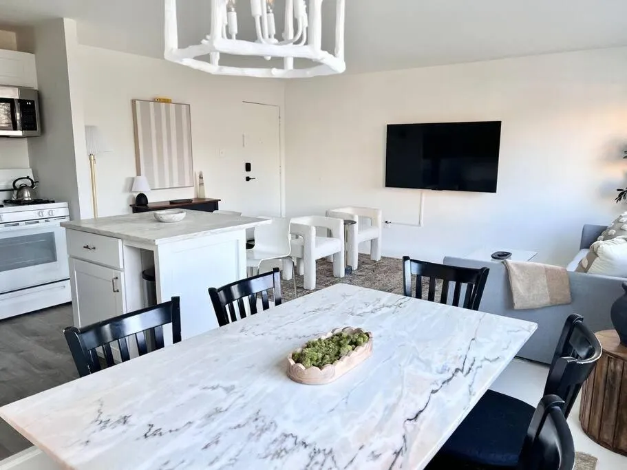 Image 2 of Crystal City Boutique Flats 2BR – Free Parking 2878