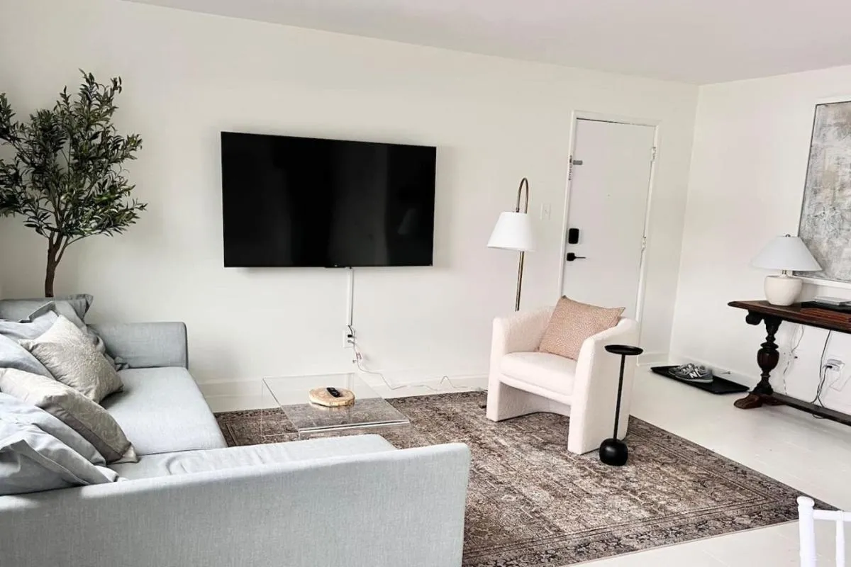 Image 3 of Crystal City Boutique Flats – Free Parking 2878