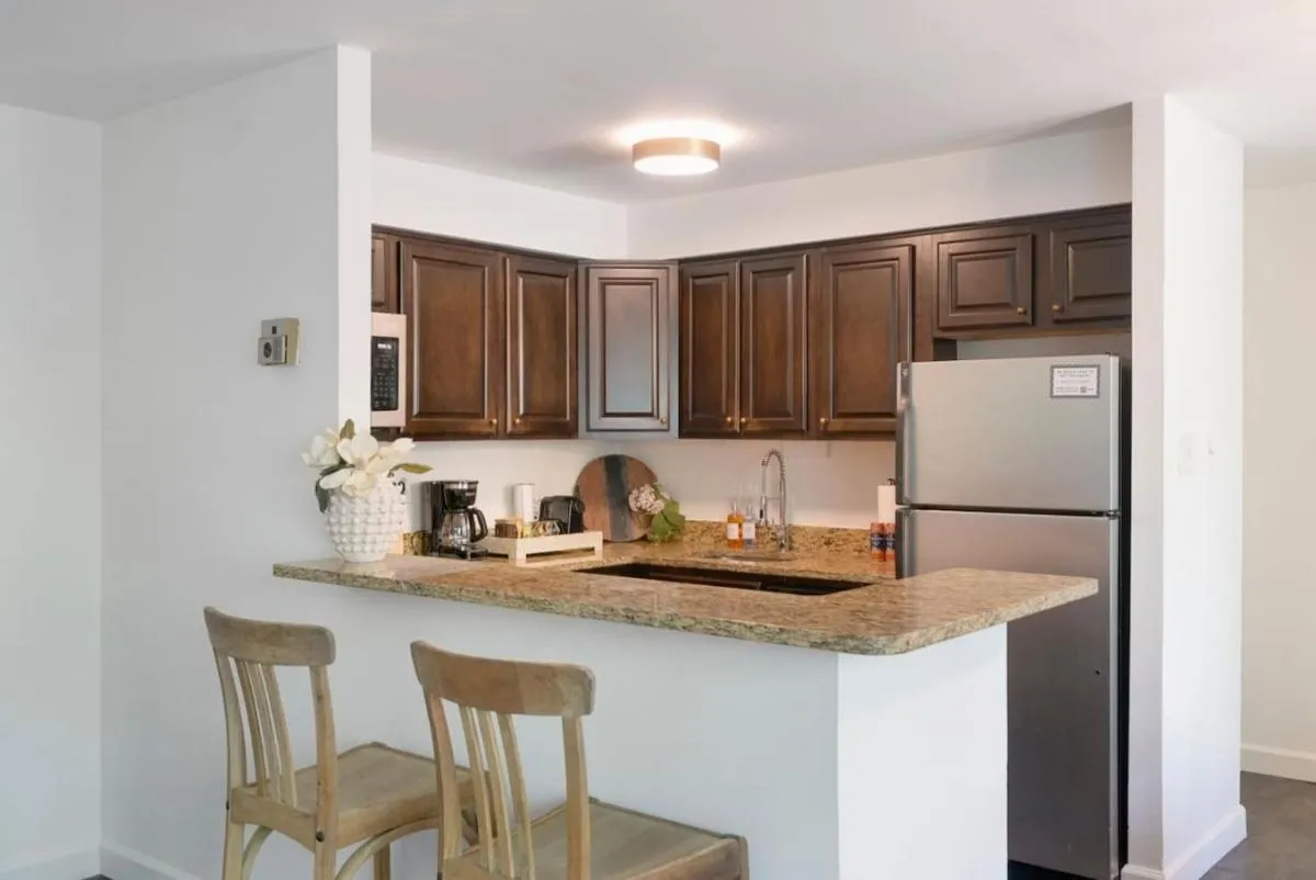 Image 2 of Crystal City Charm 2BR Free Parking 104
