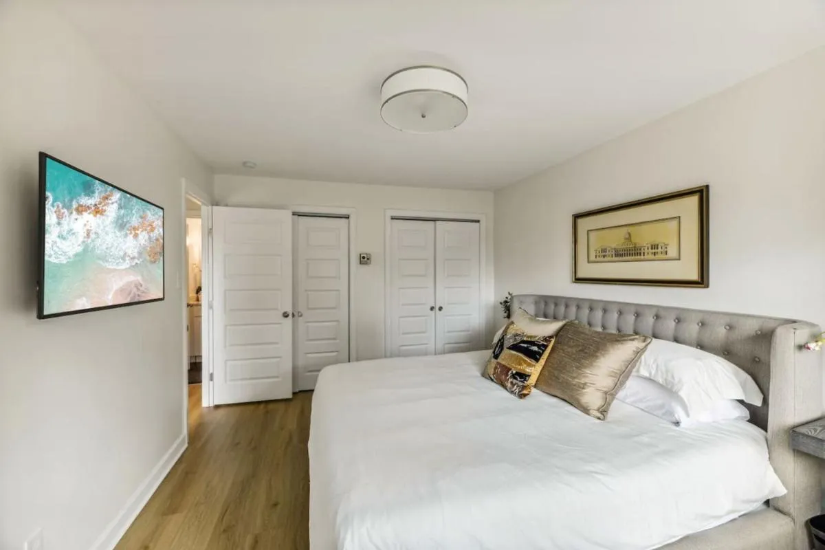 Image 3 of Crystal City Charm 2BR Free Parking 304