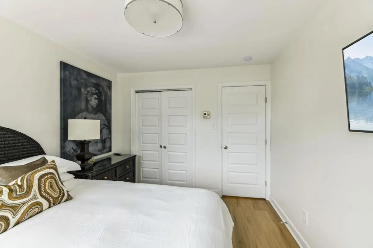 Image 4 of Crystal City Charm 2BR Free Parking 304