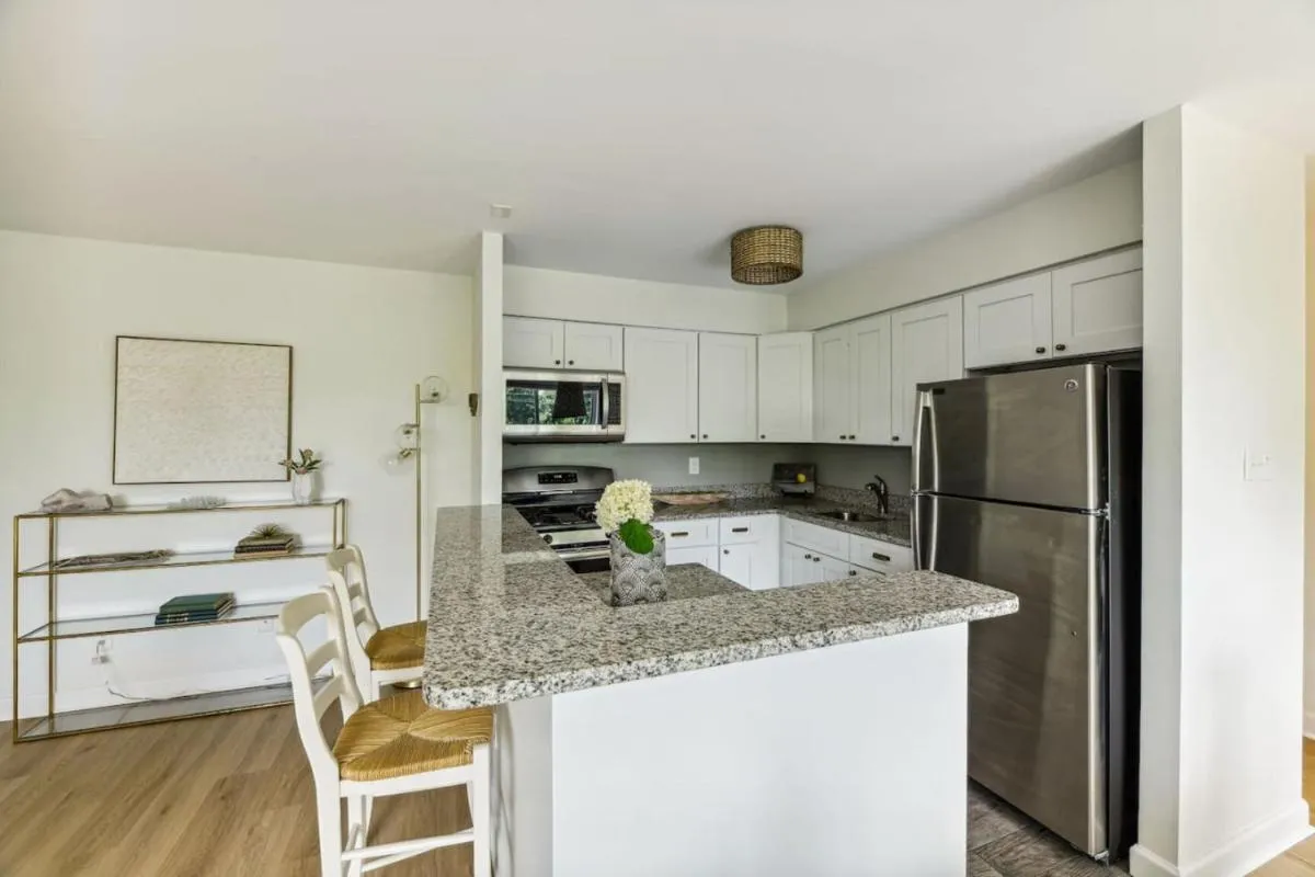 Image 5 of Crystal City Charm 2BR Free Parking 304