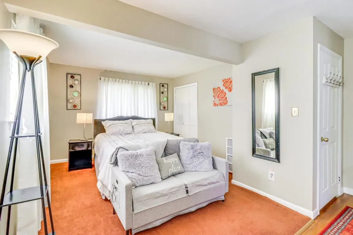 Image of District Heights Studio about 12 Mi to National Mall!