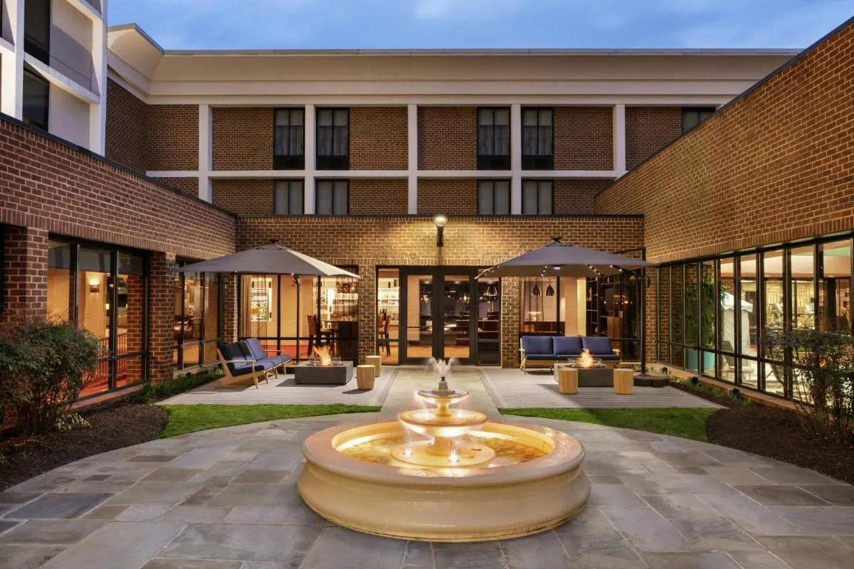 Image 2 of DoubleTree by Hilton McLean Tysons