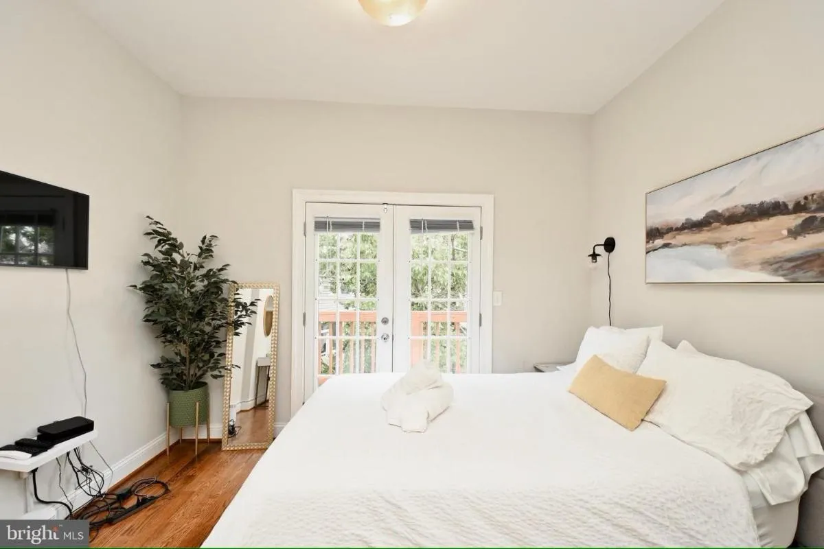Image 2 of Elegant 5BR home near Capitol Hill! Free Parking!